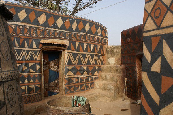 Tiébélé: Ngôi làng cổ được tạo nên từ phân bò, từng căn nhà đều là tác phẩm nghệ thuật tuyệt vời 7