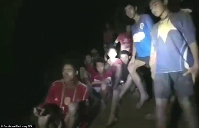 HLV nhường phần ăn, dạy thiền giúp đội bóng nhí Thái Lan sống sót 1