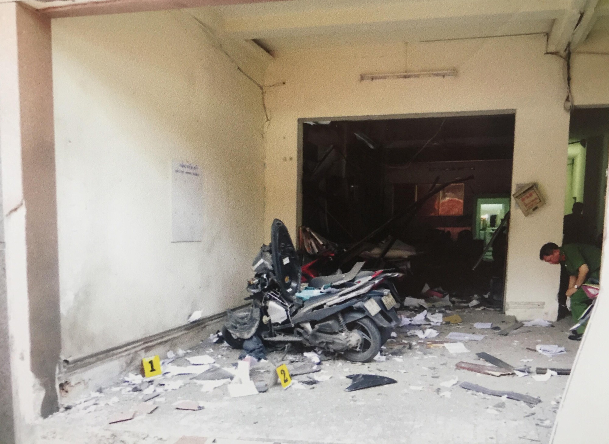 [ẢNH] 10kg thuốc nổ trong nhà của kẻ ném bom vào trụ sở công an phường - Ảnh 2.