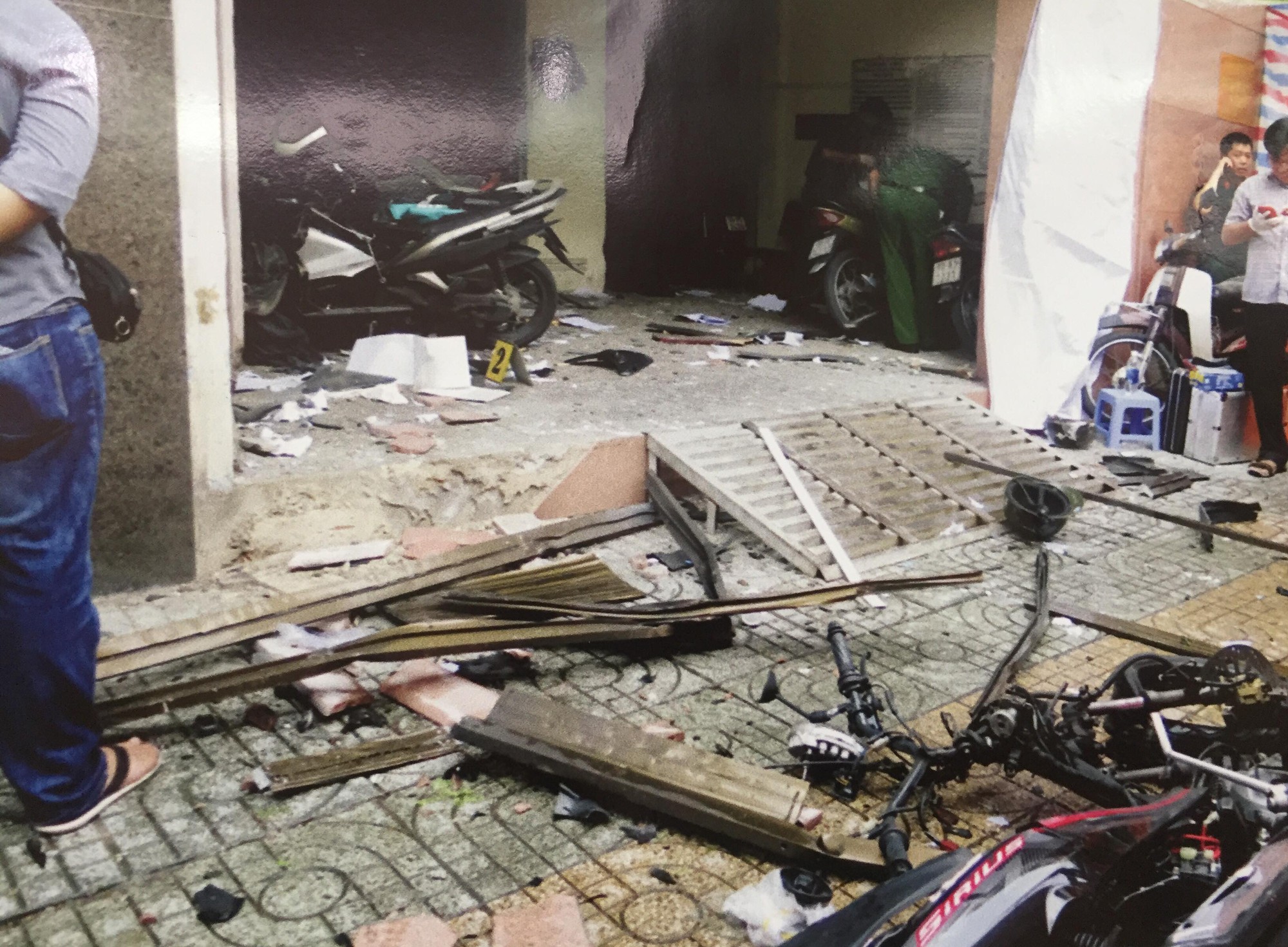 [ẢNH] 10kg thuốc nổ trong nhà của kẻ ném bom vào trụ sở công an phường - Ảnh 4.