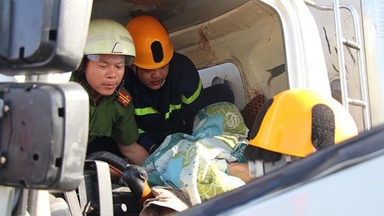 Thanh sắt rào chắn công trình đâm xuyên xe tải, tài xế tử vong tại chỗ - ảnh 1 Hình ảnh Thanh sắt rào chắn công trình đâm xuyên xe tải, tài xế tử vong tại chỗ số 1