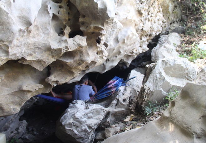 Người dân Nghệ An vác chăn vào hang để ngủ trong những ngày nắng nóng kỉ lục - Ảnh 3.