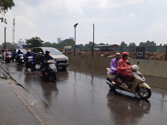 Hà Nội bắt đầu đón mưa giải nhiệt sau 1 tuần nóng 40 độ C - Ảnh 4. Người Hà Nội đứng giữa đường đón 'mưa vàng' sau nhiều ngày nóng 40 độ C 4