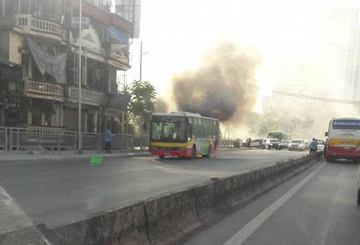 Hà Nội: Xe buýt đang chở khách trên đường bỗng bốc khói dữ dội - Ảnh 3.