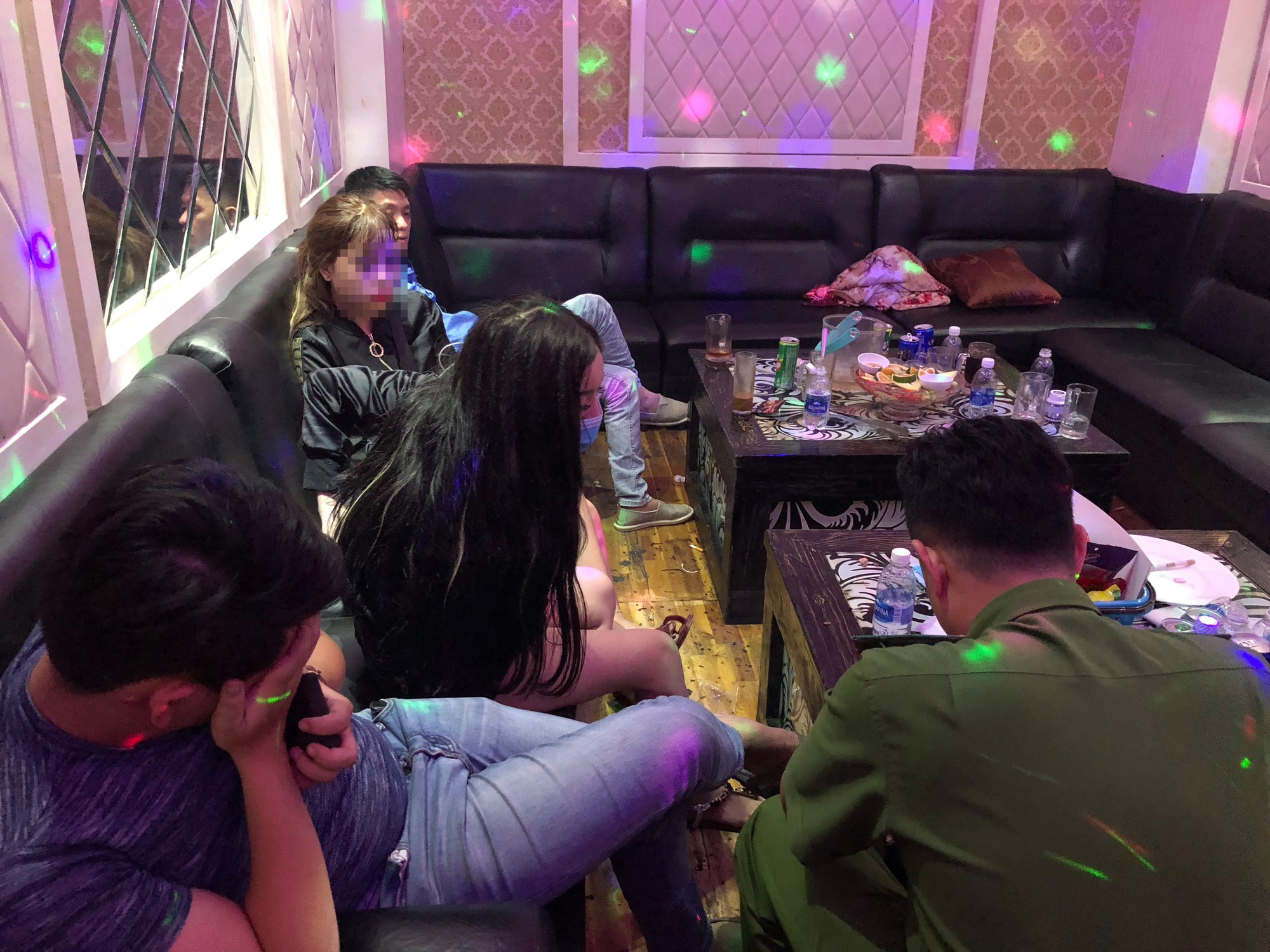 Đột kích quán karaoke ở Sài Gòn, gần 20 nam nữ quay cuồng thác loạn 8 Đột kích quán karaoke ở Sài Gòn, gần 20 nam nữ quay cuồng thác loạn 8