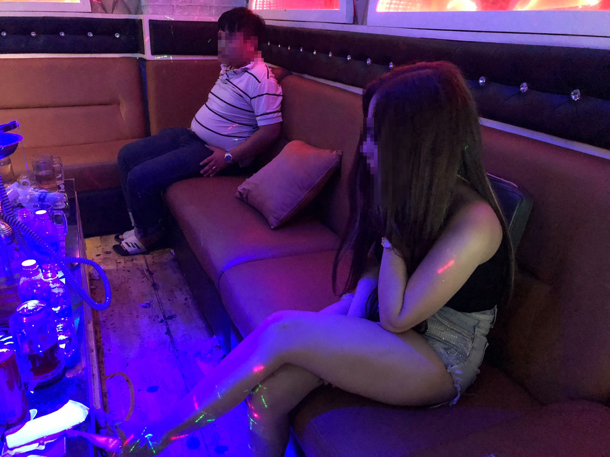  Đột kích quán karaoke ở Sài Gòn, gần 20 nam nữ quay cuồng thác loạn 9