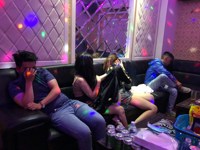 Gần 20 nam nữ phê ma tuý thác loạn ở quán karaoke ở Sài Gòn - Ảnh 2.