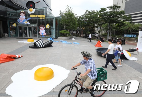Triển lãm ngoài trời chỉ có tại thành phố nóng nhất Hàn Quốc: Trứng rán, dép chảy nhựa đầy đường… kỷ niệm một mùa hè 'đáng ghét' lại đến 1