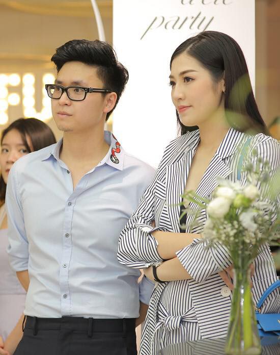 Tú Anh hé lộ thiệp cưới, tất bật chuẩn bị cho hôn lễ với ông xã thiếu gia vào ngày 21/7 - Ảnh 2. Tú Anh hé lộ thiệp cưới, tất bật chuẩn bị cho hôn lễ với ông xã thiếu gia vào ngày 21/7 2