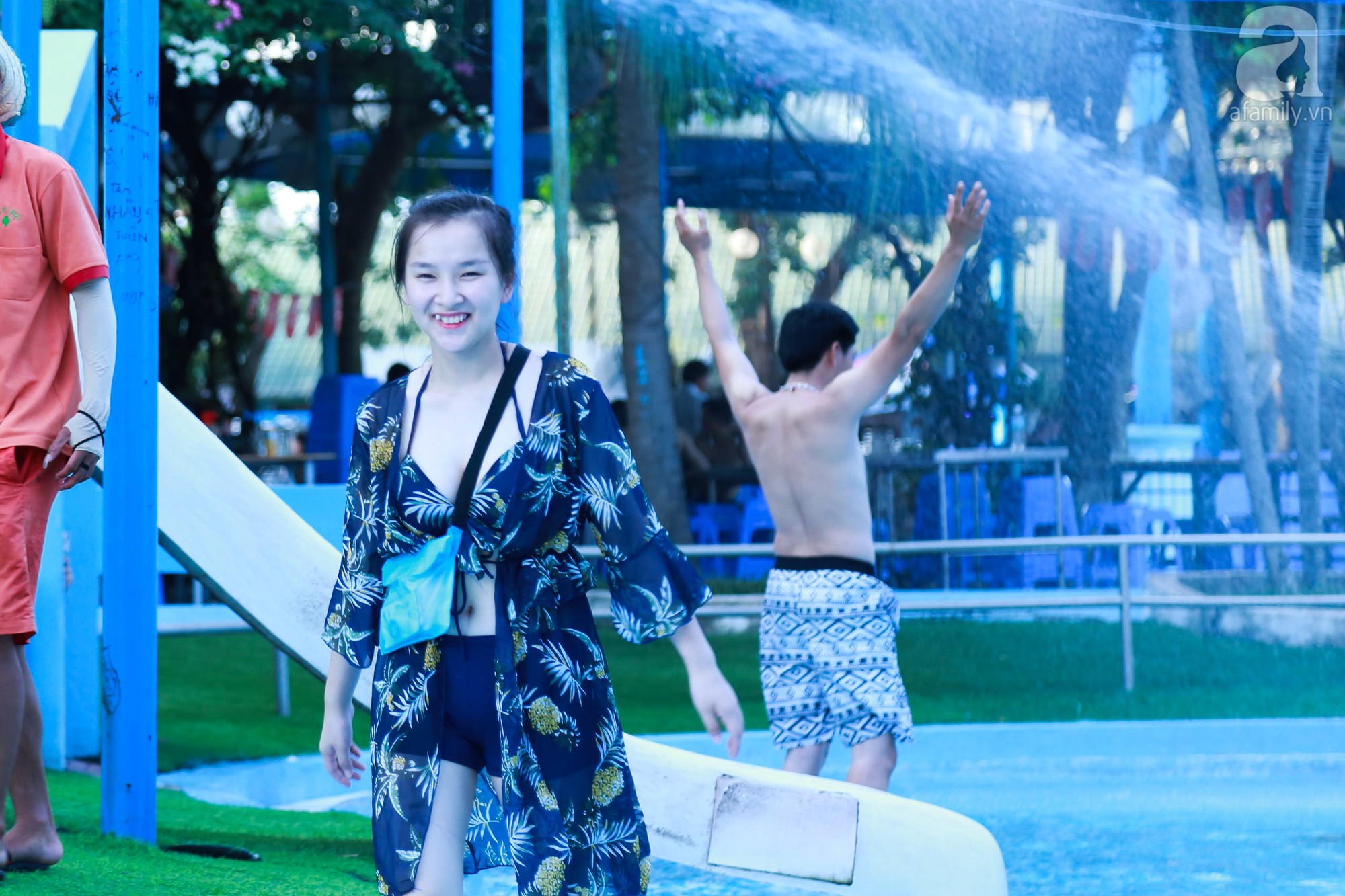 Chùm ảnh: Dân tình thoả sức vùng vẫy giải nhiệt tại “bể bơi” lớn nhất Hà Nội - Ảnh 11.