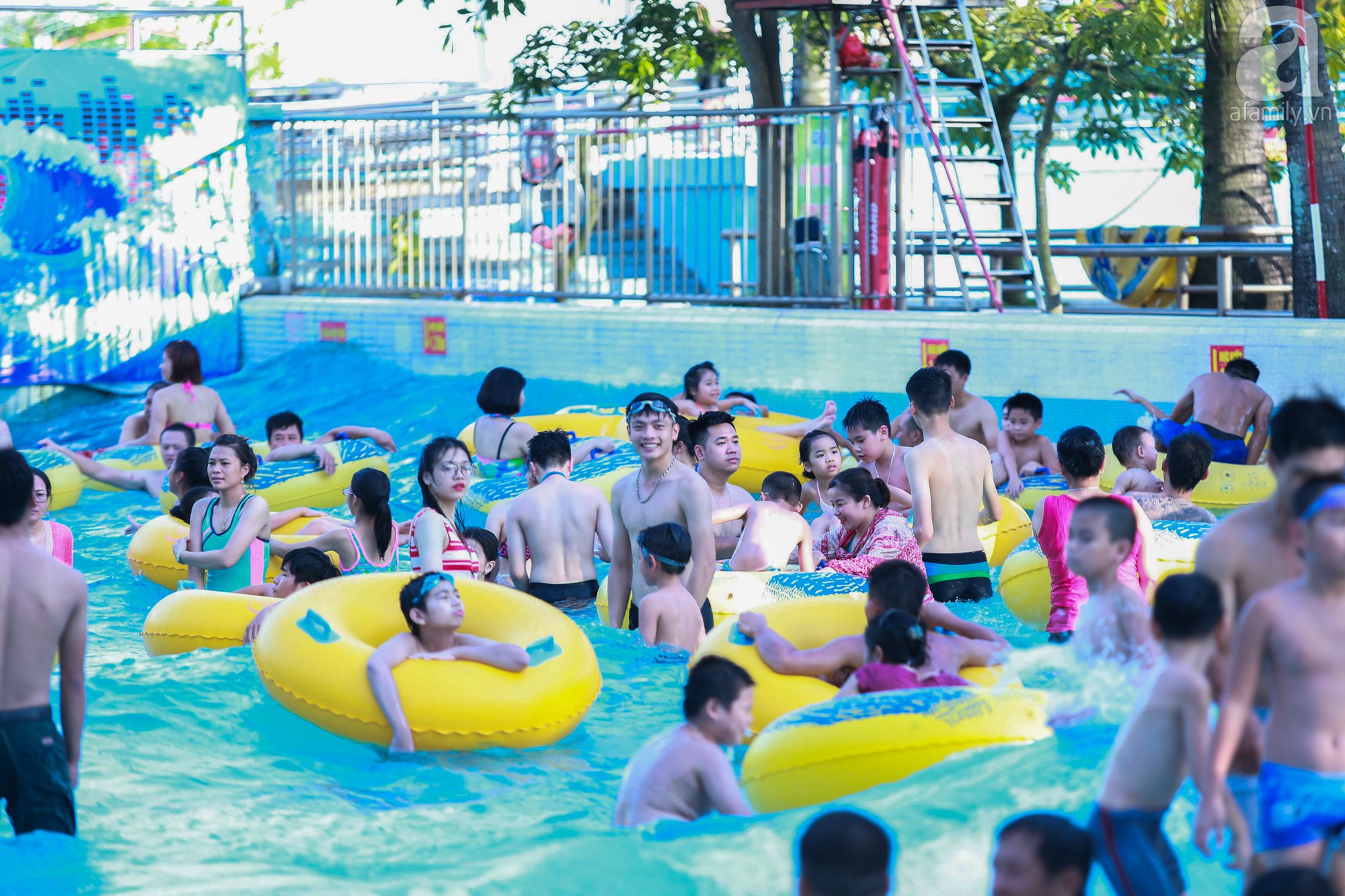 Chùm ảnh: Dân tình thoả sức vùng vẫy giải nhiệt tại “bể bơi” lớn nhất Hà Nội 14