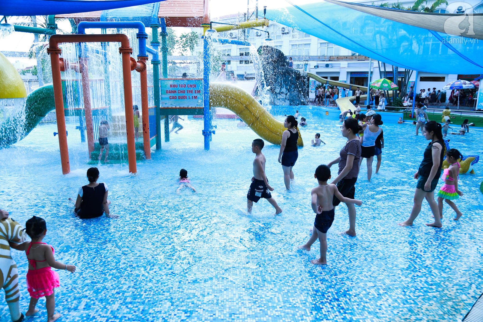 Chùm ảnh: Dân tình thoả sức vùng vẫy giải nhiệt tại “bể bơi” lớn nhất Hà Nội - Ảnh 3.