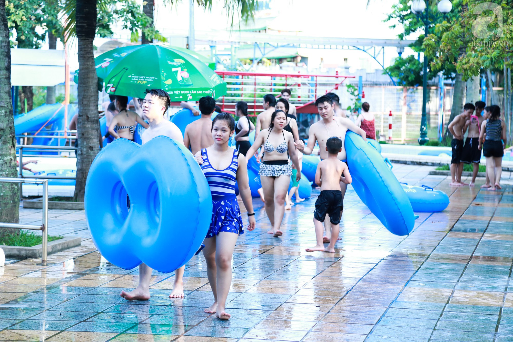 Chùm ảnh: Dân tình thoả sức vùng vẫy giải nhiệt tại “bể bơi” lớn nhất Hà Nội 4
