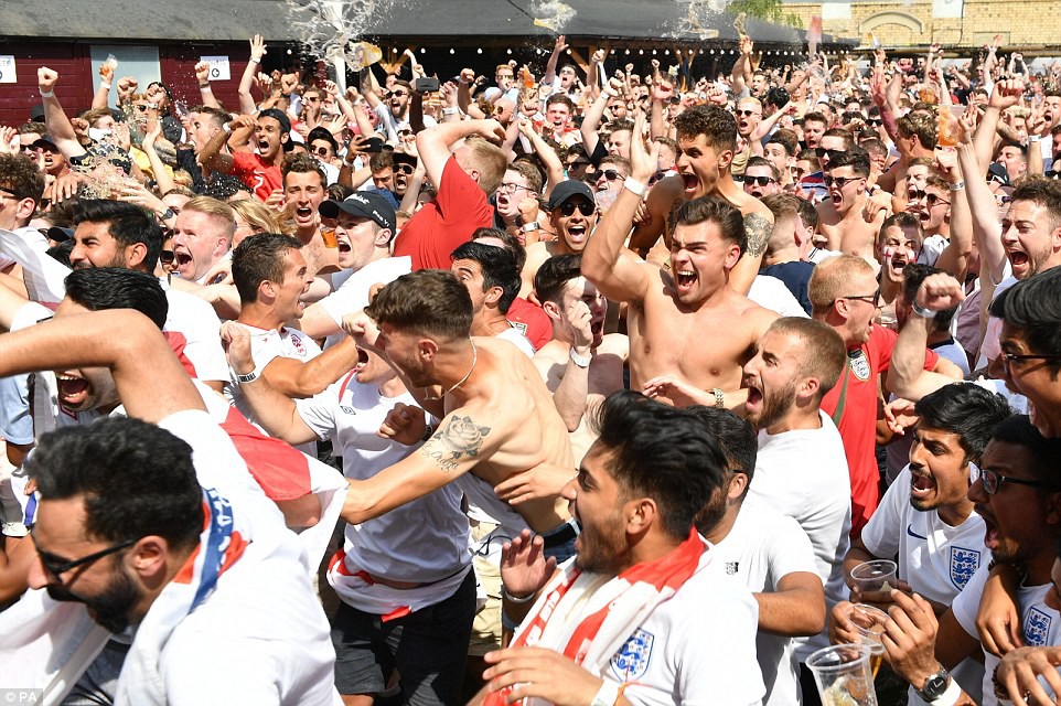 Từ Hoàng gia đến dân thường, cả nước Anh tưng bừng ăn mừng đội tuyển Anh vào bán kết World Cup sau 28 năm - Ảnh 17.