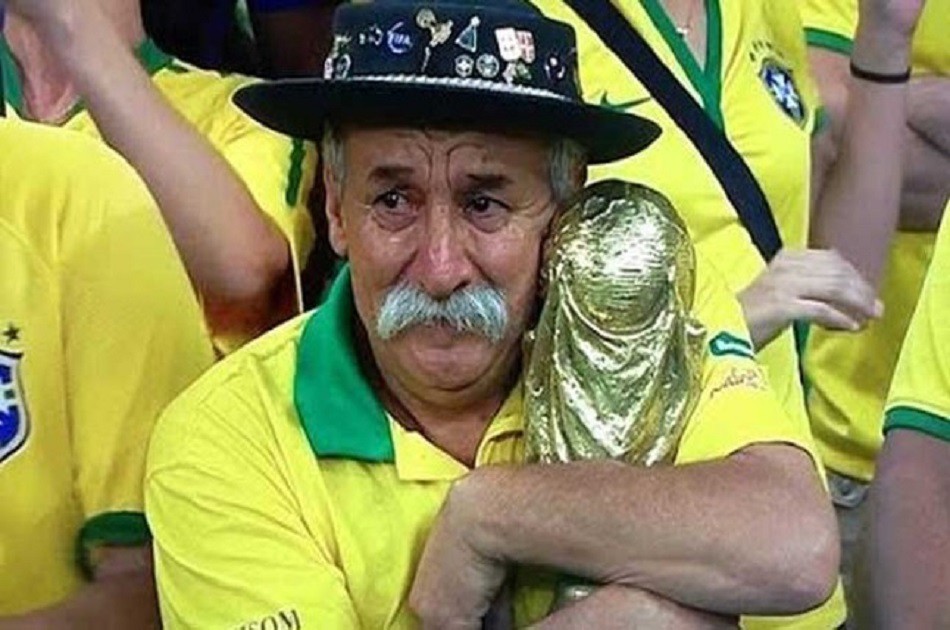 Bức ảnh chứa đựng câu chuyện xúc động về người đàn ông cầm cúp đi cổ vũ World Cup suốt gần nửa cuộc đời 4