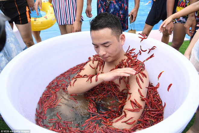 Nhiệt độ lên đến gần 40 độ C, Trung Quốc vẫn tổ chức cuộc thi ngâm mình ăn ớt và tìm được quán quân - Ảnh 2.