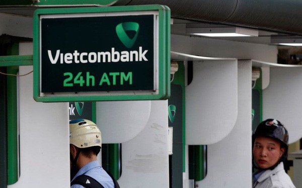 Tin không vui cho khách hàng Vietcombank: NH này vừa bất ngờ tăng phí rút tiền ATM thêm 50\%, 1 tuần nữa áp dụng ngay 1
