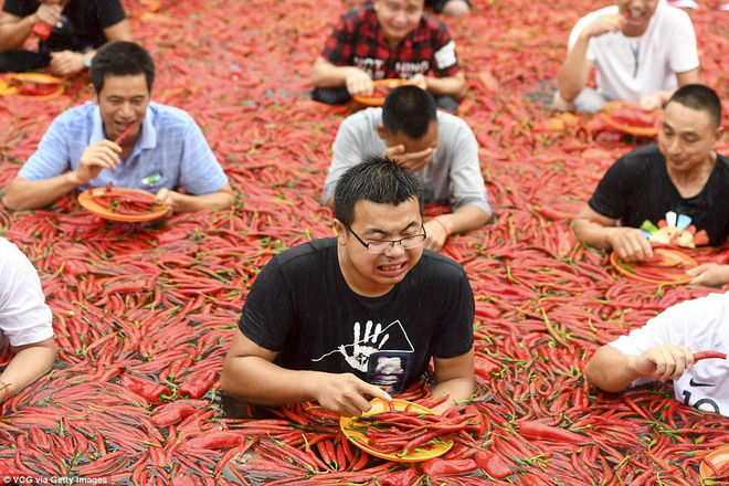 Nhiệt độ lên đến gần 40 độ C, Trung Quốc vẫn tổ chức cuộc thi ngâm mình ăn ớt và tìm được quán quân 4