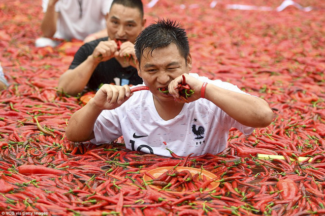Nhiệt độ lên đến gần 40 độ C, Trung Quốc vẫn tổ chức cuộc thi ngâm mình ăn ớt và tìm được quán quân - Ảnh 8.