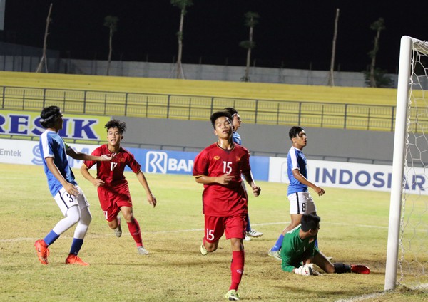HLV Hoàng Anh Tuấn ngao ngán, trách học trò sau màn bị loại xấu xí của U19 Việt Nam - Ảnh 1.