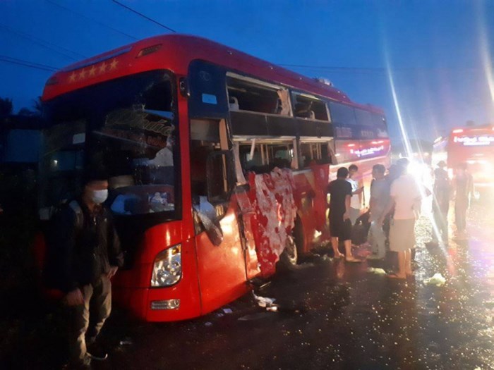 Hai xe giường nằm tông nhau, hơn 60 hành khách hoảng loạn kêu cứu - ảnh 1 Hình ảnh Hai xe giường nằm tông nhau, hơn 60 hành khách hoảng loạn kêu cứu số 1