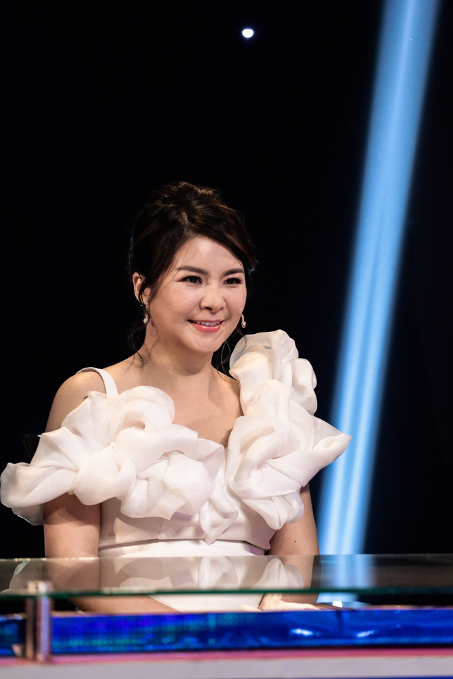 Diễn viên Kim Oanh bị chỉ trích nặng nề khi ngồi giám khảo cùng Quang Linh, Đàm Vĩnh Hưng 2