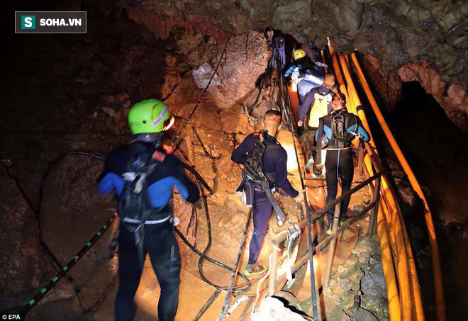 Để thoát khỏi hang Tham Luang, đội bóng thiếu niên phải vượt qua nút thắt 38cm - Ảnh 2.
