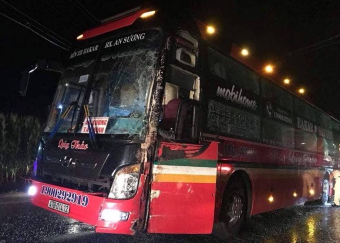 Hai xe giường nằm tông nhau, hơn 60 hành khách hoảng loạn kêu cứu - ảnh 3 Hình ảnh Hai xe giường nằm tông nhau, hơn 60 hành khách hoảng loạn kêu cứu số 3