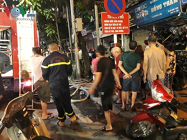 Hà Nội: Cháy lớn cửa hàng phụ tùng xe máy trên phố Huế, cả khu phố hoảng loạn 1
