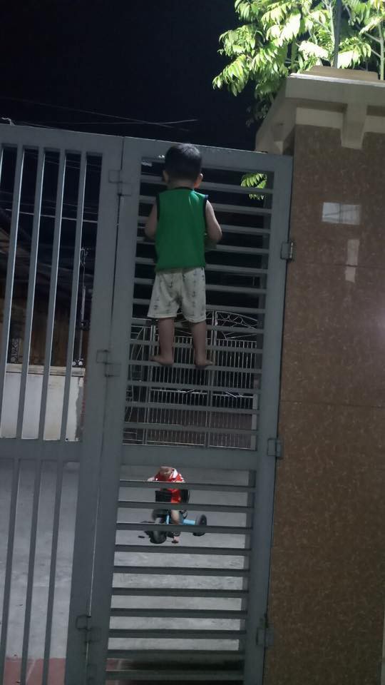 Nghe theo lời rủ rê của bạn, cậu bé 3 tuổi quyết leo cửa sắt đi chơi và cái kết tẽn tò - Ảnh 3.