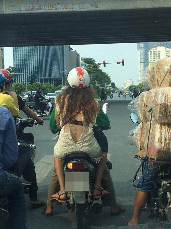 Hình ảnh nhức mắt trên phố khiến người ta tự hỏi mẫu váy như vậy hay cô gái quên kéo khóa - Ảnh 3. Hình ảnh nhức mắt trên phố khiến người ta tự hỏi mẫu váy như vậy hay cô gái quên kéo khóa - Ảnh 3.
