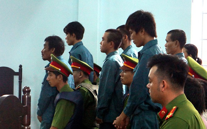 7 người gây rối, đập phá, ném bom xăng vào trụ sở UBND tỉnh Bình Thuận lãnh án - Ảnh 2.