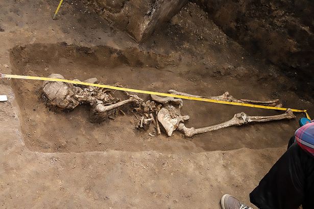 Phát hiện bộ xương phù thủy bị chôn vùi từ 1.600 năm trước - Ảnh 1.