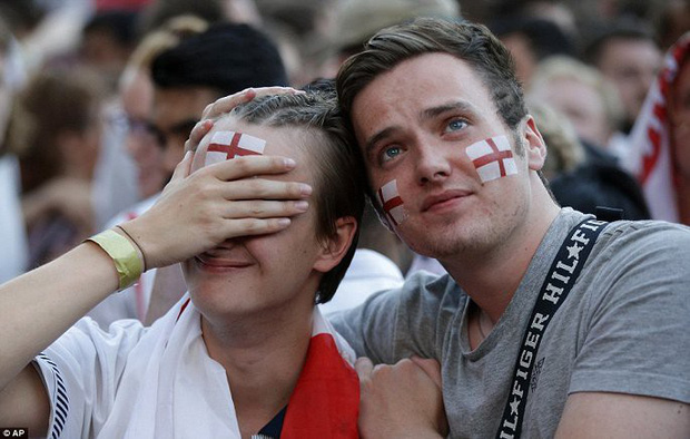 CĐV mắt đẫm lệ, Beckham thẫn thờ nhìn tuyển Anh lỡ hẹn chung kết World Cup - Ảnh 11.