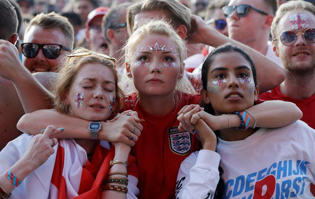 CĐV mắt đẫm lệ, Beckham thẫn thờ nhìn tuyển Anh lỡ hẹn chung kết World Cup - Ảnh 5. Beckham thẫn thờ, CĐV mắt đẫm lệ nhìn Tam sư lỡ hẹn cúp vàng World Cup 5
