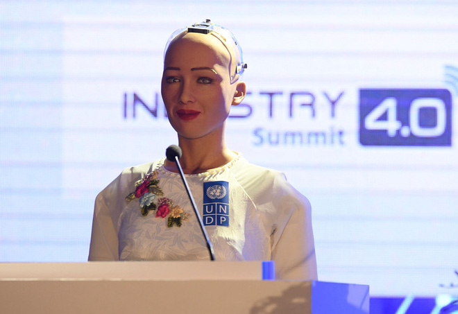 Sáng nay, công dân robot Sophia mặc áo dài nói chuyện về 4.0 ở Việt Nam - Ảnh 2.