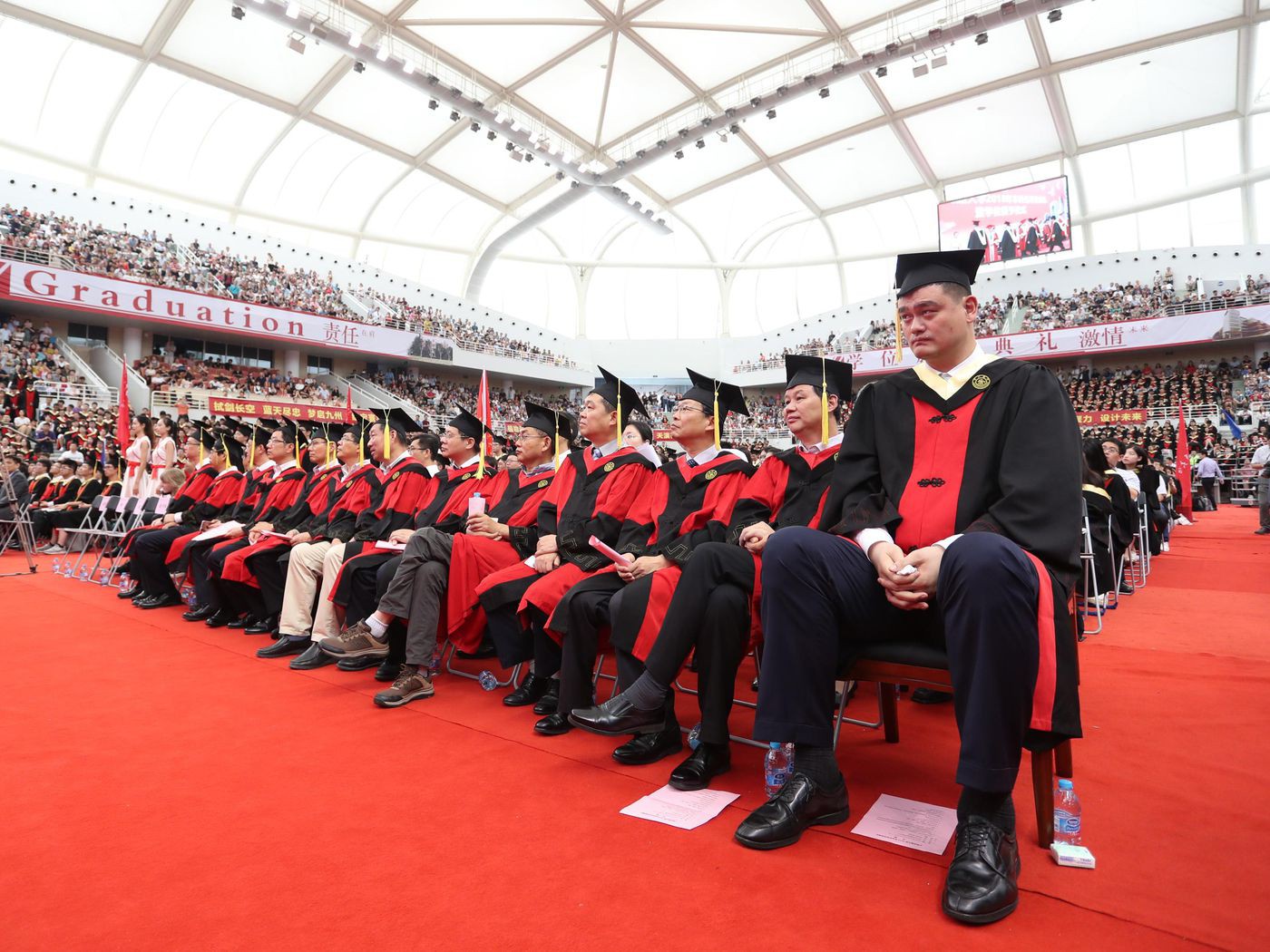 Chàng trai meme Yao Ming cuối cùng cũng tốt nghiệp đại học ở tuổi 38 sau 7 năm dùi mài kinh sử - Ảnh 7. 'Chàng trai meme' Yao Ming cuối cùng cũng tốt nghiệp đại học ở tuổi 38 sau 7 năm dùi mài kinh sử 7