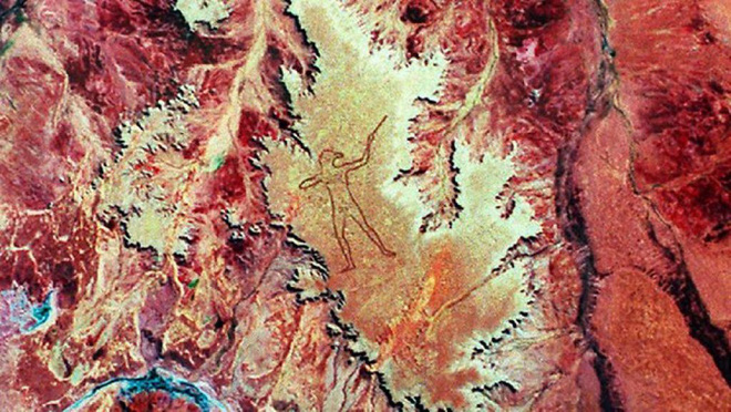 Marree Man - Hình vẽ thổ dân khổng lồ trên sa mạc Úc có thể nhìn thấy từ vũ trụ hơn 20 năm qua vẫn là một câu đố làm các nhà khoa học điên đầu - Ảnh 1.