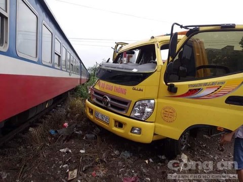 Tàu hỏa tông xe cứu hộ chở máy xúc gây tai nạn liên hoàn, 3 người người nguy kịch 2 Tàu hỏa tông xe cứu hộ chở máy xúc gây tai nạn liên hoàn, 3 người người nguy kịch 2