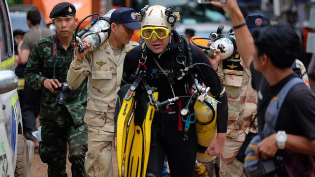 Thợ lặn đầu tiên tìm thấy đội bóng Thái Lan: 'Chúng tôi không phải người hùng' 1