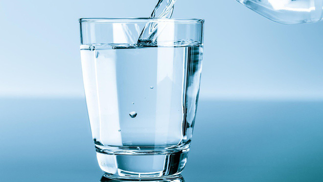 Uống nước ngay khi vừa ăn xong hay đợi 30 phút sau: Nhiều người đang có thói quen sai lầm - Ảnh 2.