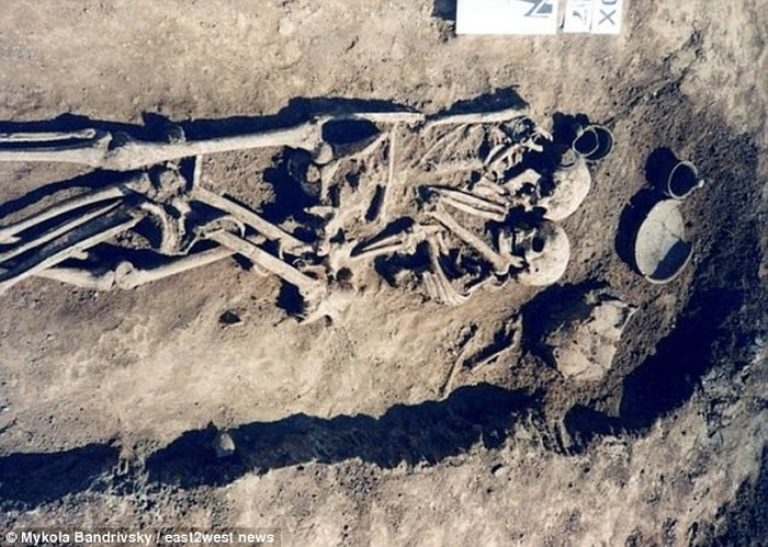 Cặp hài cốt chết trong tư thế kỳ lạ chưa từng thấy và sự thật bất ngờ cách đây 3.000 năm - Ảnh 1.