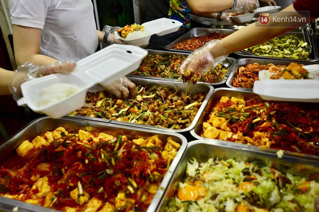 Bữa cơm đủ đầy chỉ với 2.000 đồng cho người lao động nghèo tại Hà Nội - Ảnh 7.