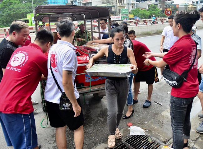 Bữa cơm đủ đầy chỉ với 2.000 đồng cho người lao động nghèo tại Hà Nội - Ảnh 2.