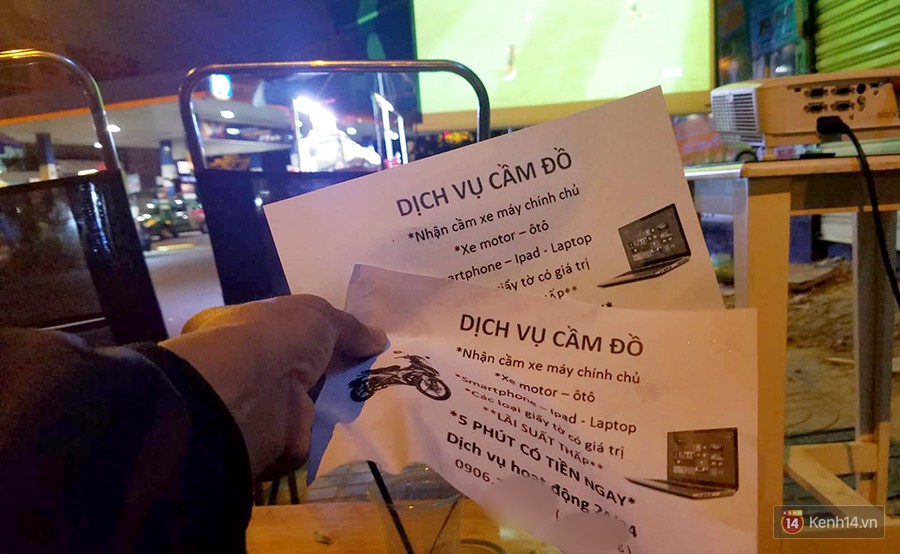 Chưa đến trận chung kết, tờ rơi “dịch vụ cầm đồ” đã được phát tận tay cho khách xem bóng đá tại quán cafe Sài Gòn - Ảnh 1.