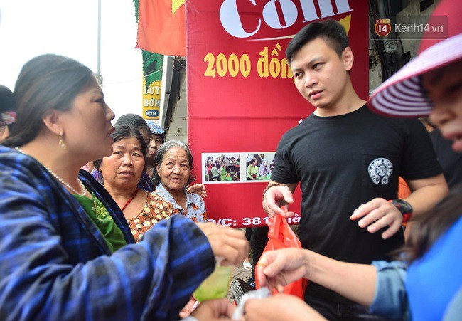 Bữa cơm đủ đầy chỉ với 2.000 đồng cho người lao động nghèo tại Hà Nội 11 Bữa cơm đủ đầy chỉ với 2.000 đồng cho người lao động nghèo tại Hà Nội 11