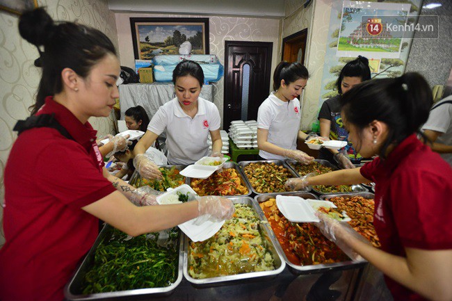 Bữa cơm đủ đầy chỉ với 2.000 đồng cho người lao động nghèo tại Hà Nội - Ảnh 1.