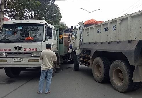 Phóng viên bị chủ doanh nghiệp vận tải dọa giết khi tác nghiệp vụ tai nạn 2 Phóng viên bị chủ doanh nghiệp vận tải dọa giết khi tác nghiệp vụ tai nạn 2