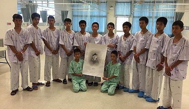 Đội bóng nhí Thái Lan tưởng niệm cựu đặc nhiệm hy sinh trong chiến dịch giải cứu 1