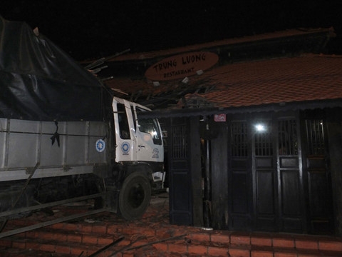 Xe tải mất lái đâm sập nhà hàng ở Tiền Giang, bảo vệ may mắn thoát nạn 1